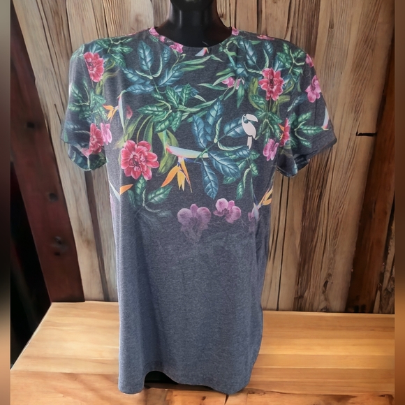 Independent Leaders Floral T-Shirt & Maroon UniQlo Button Down Oversirt - Picture 3 of 13